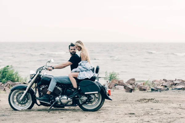 Seitenansicht Eines Jungen Biker Paares Auf Schwarzem Motorrad Flussnähe — Stockfoto