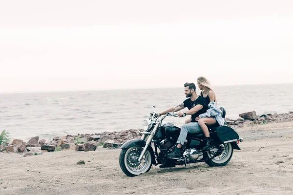 Joven Pareja Ciclistas Negro Motocicleta Playa Cerca Del Río — Foto de Stock