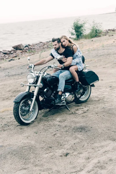 Junges Motorradpaar Auf Schwarzem Motorrad Sandstrand — Stockfoto