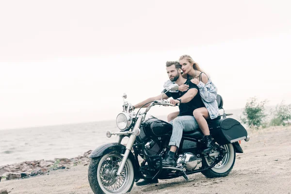 Jovem Casal Motociclistas Andando Moto Preta Abraçando Praia Areia — Fotografia de Stock