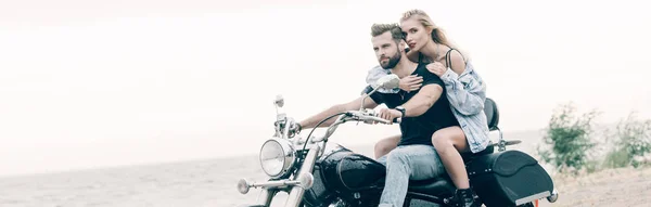 Young Loving Couple Bikers Sitting Black Motorcycle Beach River Panoramic — Stock Photo, Image