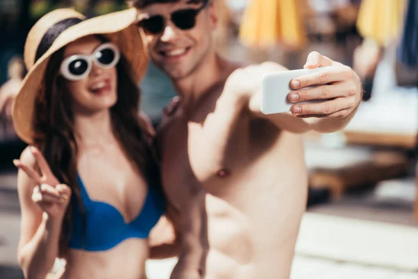 Selective Focus Happy Young Couple Sunglasses Taking Selfie Smartphone — Stock Photo, Image