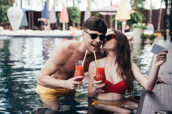 Feliz Joven Mujer Tomando Selfie Mientras Besar Novio Piscina — Foto de Stock