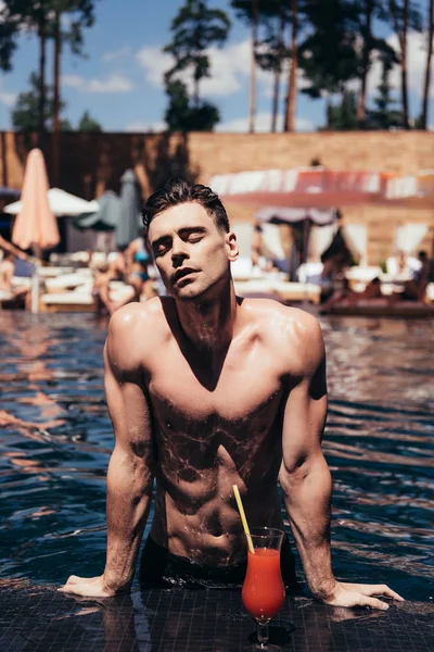 Beau Jeune Homme Relaxant Bord Piscine Près Verre Avec Boisson — Photo