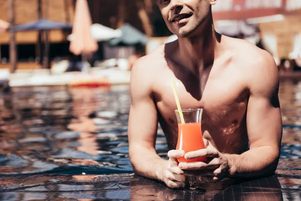 Vista Recortada Joven Guapo Relajándose Piscina Con Vaso Bebida Refrescante — Foto de Stock