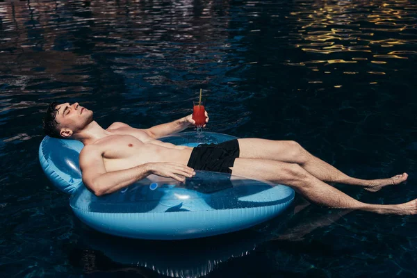 Bonito Jovem Tomando Banho Sol Anel Natação Piscina Com Copo — Fotografia de Stock