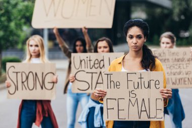 yazıt ile ciddi afro-amerikan feminist tutan pankart gelecek sokakta kadınların yanında kadın