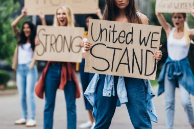 yazıt birleşik ile pankart tutan kız kırpılmış görünümü biz sokakta feministler yanında durmak
