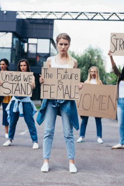 sokakta sloganlar taşıyan çok ırklı feministlerin tam uzunlukta görünümü