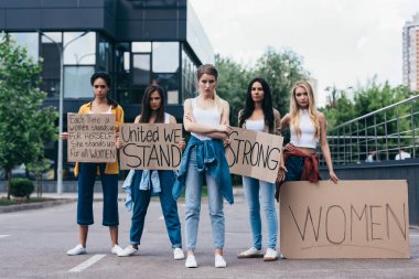 sokakta sloganlar taşıyan çok ırklı feministlerin tam uzunlukta görünümü