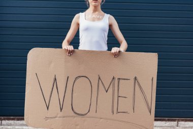sokakta yazıt lı kadınlarla pankart tutan vücut üzerinde cesur kelime ile feminist kırpılmış görünümü