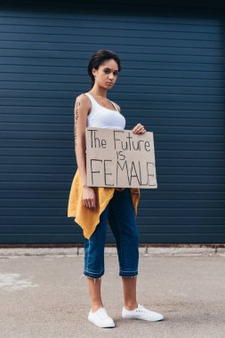 sloganı ile silah tutan pankart yazıt ile yazıt ile Afrikalı Amerikalı feminist tam uzunlukta görünümü gelecek sokakta kadın