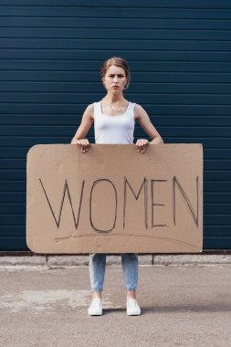 sokakta kelime kadın ile feminist holding pankart tam uzunlukta görünümü