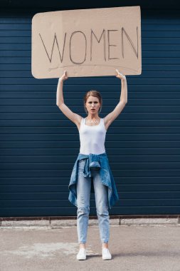 sokakta kitabeli kadınlarla feminist holding pankarttam uzunlukta görünümü