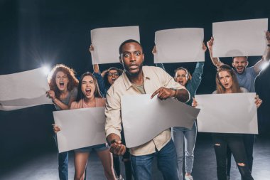 siyah üzerinde boş pankartlar ile insanların yanında şok afro-Amerikan adam seçici odak 