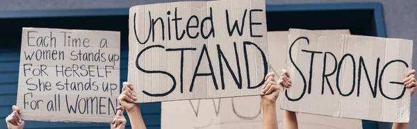 Panoramische Foto Van Feministen Die Borden Met Feministische Slogans Houden — Stockfoto