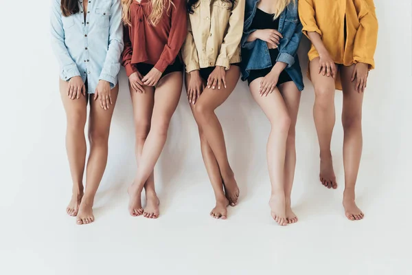 Vista Cortada Cinco Meninas Descalças Camisas Coloridas Cinza — Fotografia de Stock