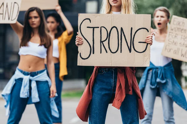 Обрезанный Вид Феминистки Держащей Плакат Надписью Сильная Рядом Женщинами Улице — стоковое фото