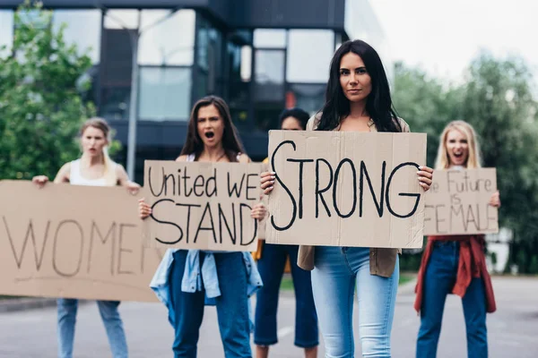 Feministas Gritando Sosteniendo Pancartas Con Consignas Calle — Foto de Stock