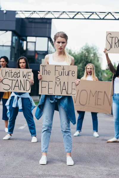 Vista Completa Feministas Multiétnicas Con Pancartas Con Consignas Calle — Foto de Stock