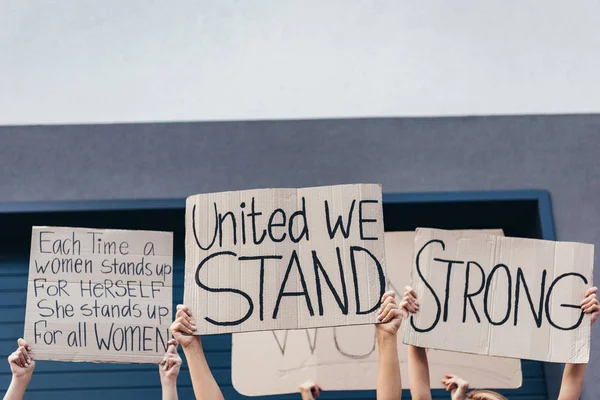 Vista Recortada Mujeres Con Pancartas Con Consignas Feministas Calle — Foto de Stock