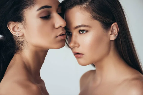 Дві Привабливі Оголені Багатонаціональні Молоді Жінки Які Дивляться Ізольовані Сірому — стокове фото