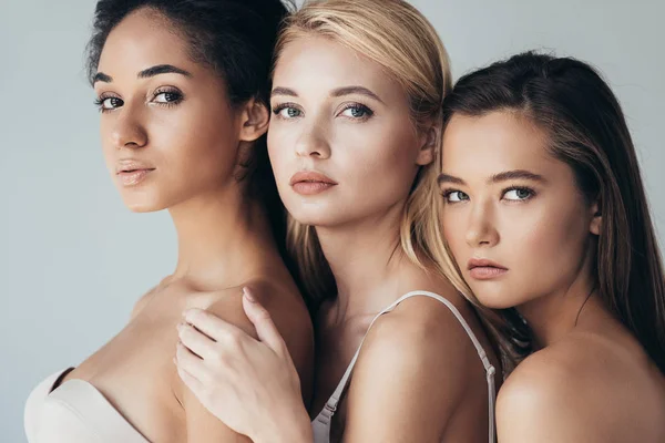 Drie Sensuele Multi Etnische Jonge Vrouwen Omarmen Geïsoleerd Grijs — Stockfoto