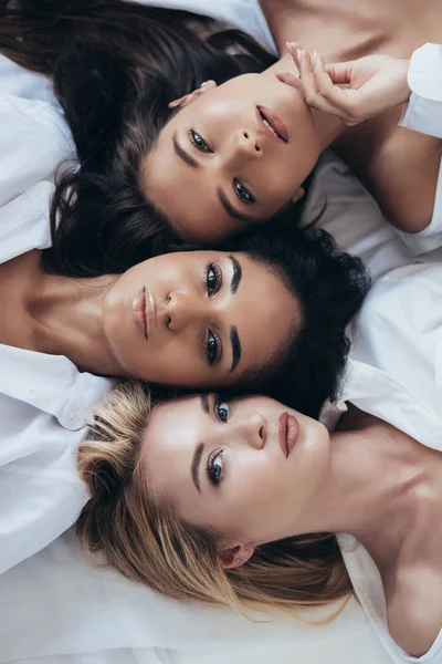 Vista Superior Tres Atractivas Mujeres Multiétnicas Mirando Cámara —  Fotos de Stock