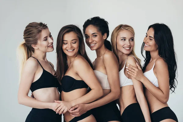 Cinco Sensuais Mulheres Jovens Multiétnicas Roupa Interior Abraçando Sorrindo Isolado — Fotografia de Stock