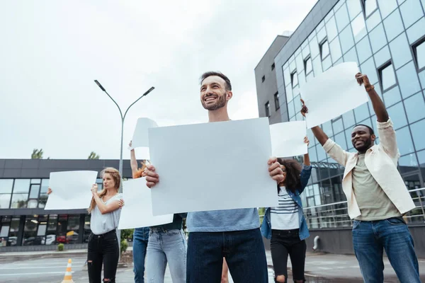 Selektiver Fokus Glücklicher Menschen Mit Leerem Brett Der Nähe Multikultureller — Stockfoto