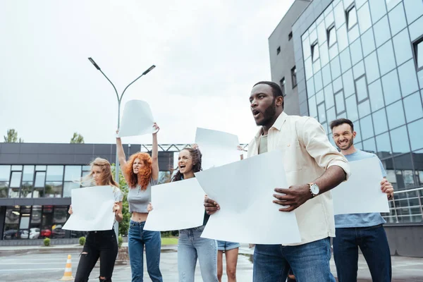 Enfoque Selectivo Hombre Afroamericano Sorprendido Sosteniendo Tablero Vacío Cerca Las — Foto de Stock