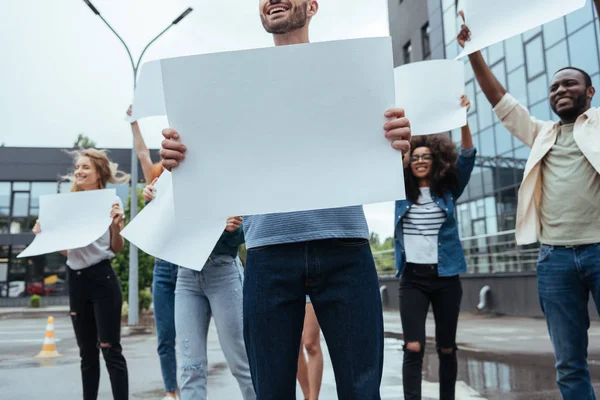 Vista Recortada Hombre Alegre Sosteniendo Pancarta Blanco Cerca Personas Multiculturales — Foto de Stock