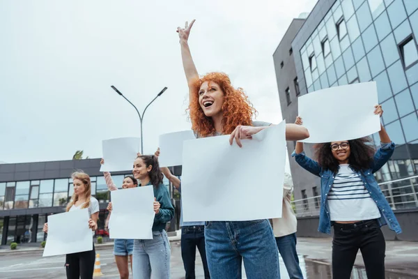 Selective Focus Redhead Girl Showing Peace Sign Meeting Multicultural People — Stock Photo, Image