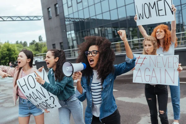 Enfoque Selectivo Chica Afroamericana Gesto Mientras Sostiene Megáfono Grita Cerca — Foto de Stock