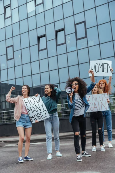 Africano Americano Ragazza Gesticolando Mentre Tenendo Megafono Urlando Vicino Ragazze — Foto Stock