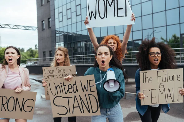 选择性的焦点情感多元文化妇女举行标语牌会议 — 图库照片