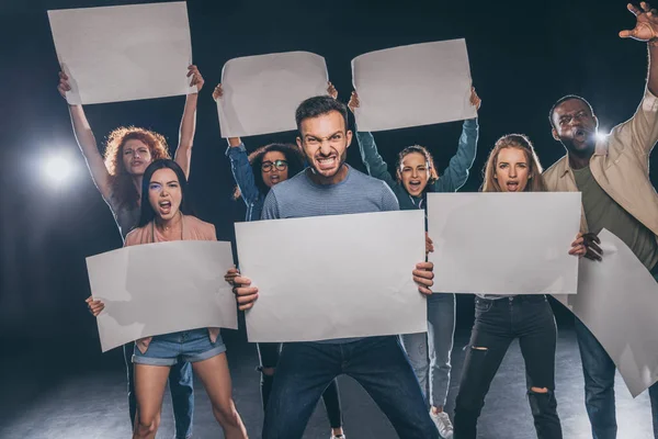 Hombres Mujeres Multiculturales Emocionales Con Pancartas Blanco Sobre Negro —  Fotos de Stock