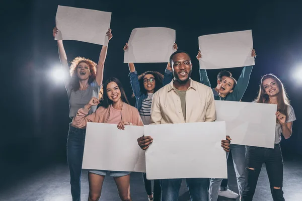 Gente Multicultural Alegre Gritando Mientras Sostiene Pancartas Blanco Negro — Foto de Stock