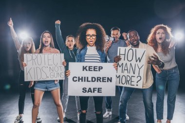 duygusal afro-amerikan kadın siyah insanların grup yakınında çocuklar güvenli harflertutmak ile pankart tutan 