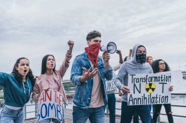 levhalar ile çok kültürlü insanların yakınında gesturing yüzleri üzerinde eşarplı erkekler 