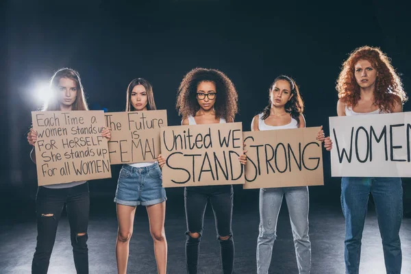 Aantrekkelijke Multiculturele Vrouwen Staan Houden Borden Zwart — Stockfoto