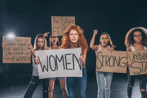 Emotionale Multikulturelle Frauen Stehen Und Halten Plakate Auf Schwarz — Stockfoto