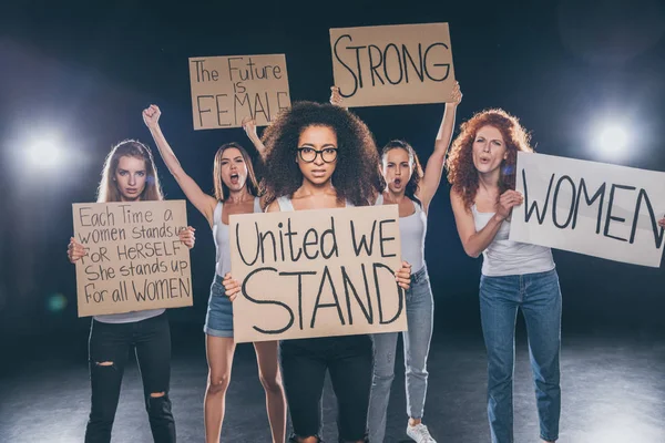 Schöne Multikulturelle Frauen Stehen Und Halten Plakate Auf Schwarz — Stockfoto