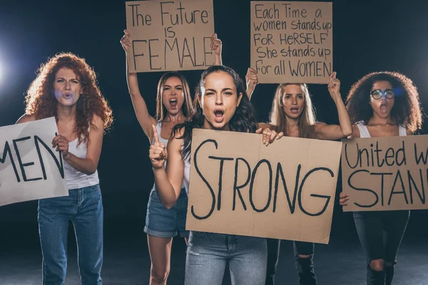 Junge Und Emotionale Multikulturelle Frauen Mit Plakaten Auf Schwarz — Stockfoto