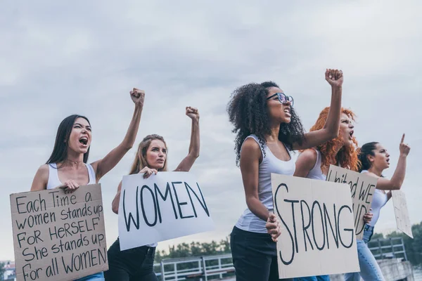 Emotionele Multiculturele Vrouwen Houden Borden Gebaren Buiten — Stockfoto