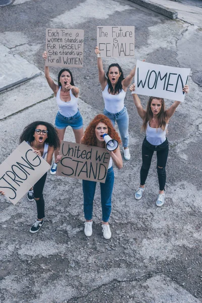 Visão Aérea Meninas Multiculturais Emocionais Segurando Cartazes Gritando Fora — Fotografia de Stock