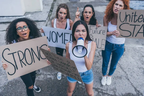 Schöne Multikulturelle Frauen Die Plakate Halten Und Draußen Schreien — Stockfoto