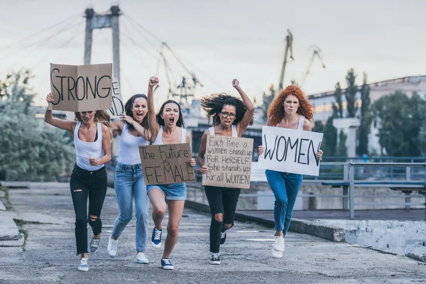 Emotionale Multikulturelle Frauen Die Plakate Hochhalten Und Nach Draußen Rennen — Stockfoto