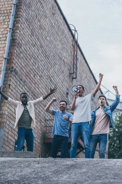 Hombre Emocional Gritando Megáfono Cerca Amigos Multiculturales Fuera — Foto de Stock