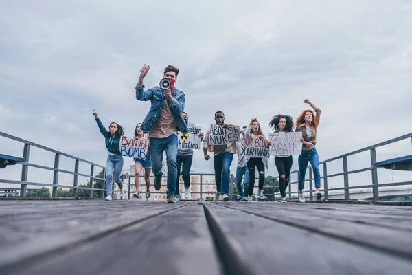 Personas Emocionales Multiculturales Con Pancartas Corriendo Fuera — Foto de Stock